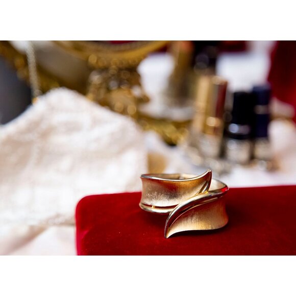 7 Inch Vintage Victorian Crown Trifari Hinged Bangle Bracelet - RG1 - Picture 7 of 10